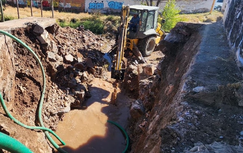 REPARA JMAS CHIHUAHUA LÍNEA DE AGUA POTABLE AL SUR DE LA CIUDAD