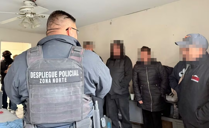 ONCE MIGRANTES PRIVADOS DE SU LIBERTAD FUERON RESCATADOS DEL INTERIOR DE UNA VIVIENDA UBICADA EN LA COLONIA ALDAMA DE CIUDAD JUÁREZ