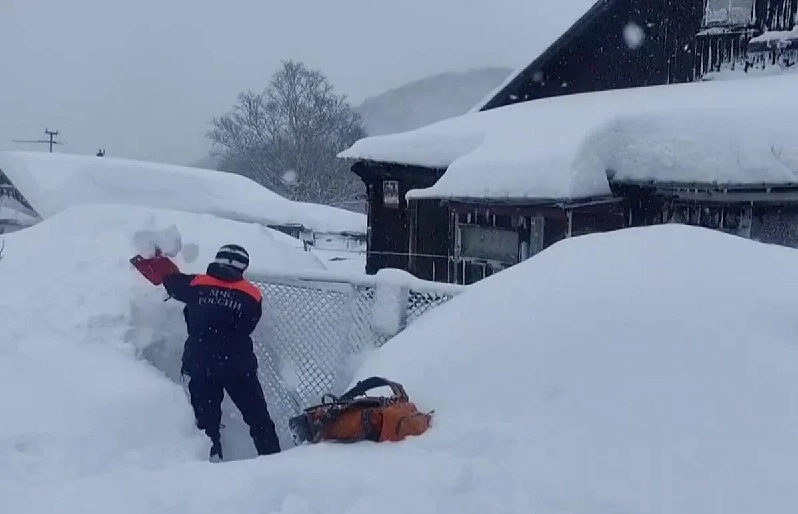 TORMENTAS DE NIEVE ENTIERRAN CIUDAD Y DEJAN MUERTOS EN RUSIA