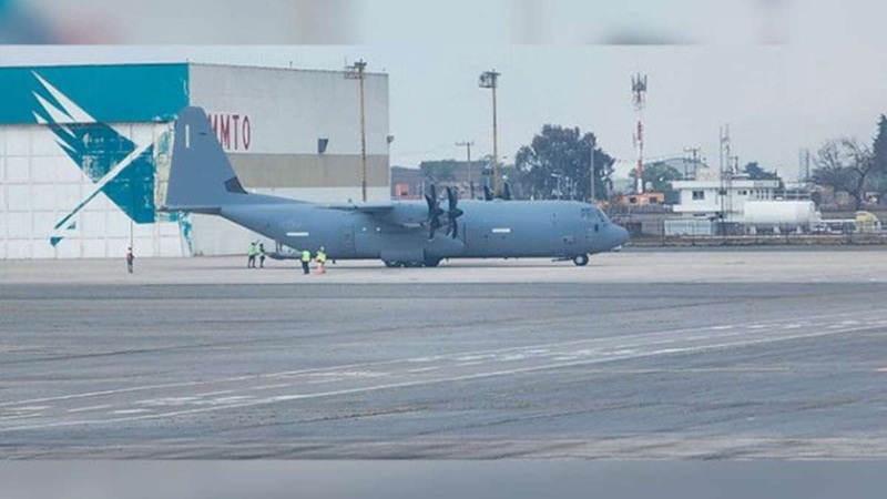 AVIÓN MILITAR PROCEDENTE DE ESTADOS UNIDOS ATERRIZA EN AEROPUERTO DE TOLUCA