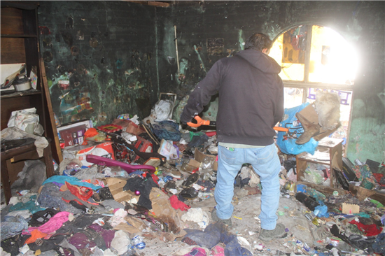 APOYA GOBIERNO MUNICIPAL EN LIMPIEZA DE VIVIENDA QUEMADA EN COLONIA 2 DE OCTUBRE