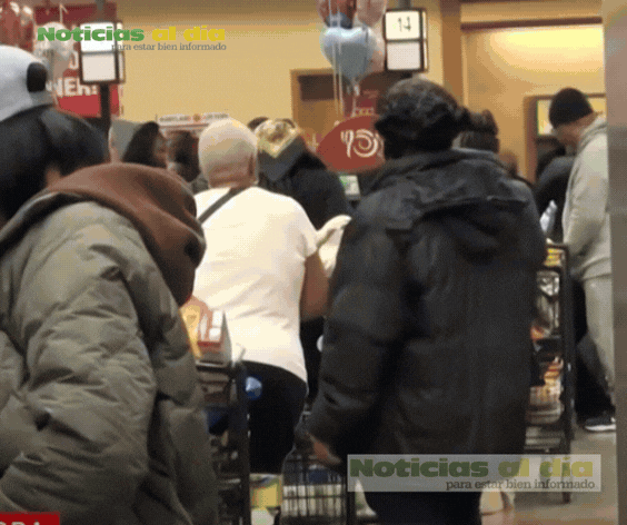 MILLONES DE PERSONAS SE PREPARAN CON VÍVERES Y AGUA EMBOTELLADA PARA ENFRENTAR TORMENTA INVERNAL