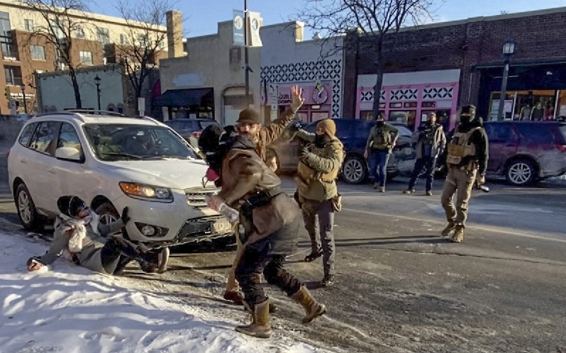 ALEX PRETTI INTENTÓ PROTEGER A DOS PERSONAS ANTES DE QUE LOS AGENTES DEL ICE LE DISPARARAN