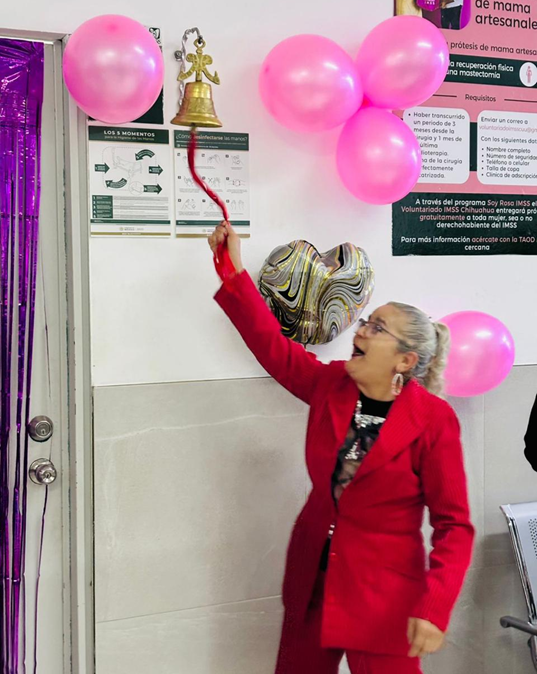 TOCA LA CAMPANA DE LA VICTORIA EN HOSPITAL MORELOS DEL IMSS CHIHUAHUA, TRAS VENCER EL CÁNCER DE MAMA