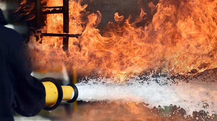 FUERTE INCENDIO SE REGISTRA EN BODEGA DE CDMX