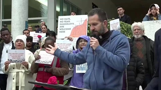 CURAS Y FELIGRESES EN MIAMI PARA DENUNCIAR LA MUERTE DE 32 MIGRANTES BAJO CUSTODIA DEL ICE