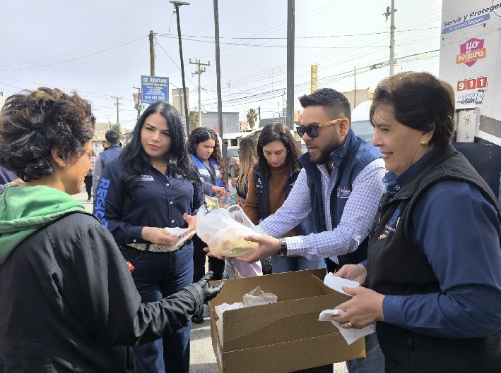 REGIDORES DEL PAN SE SOLIDARIZAN CON FAMILIAS DE PACIENTES DEL HOSPITAL MORELOS DEL IMSS Y REPARTEN ALIMENTOS