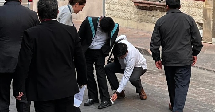 COLABORADORES DEL PRESIDENTE DE LA SUPREMA CORTE, HUGO AGUILAR ORTIZ, LE LIMPIARAN LOS ZAPATOS EN QUERÉTARO.