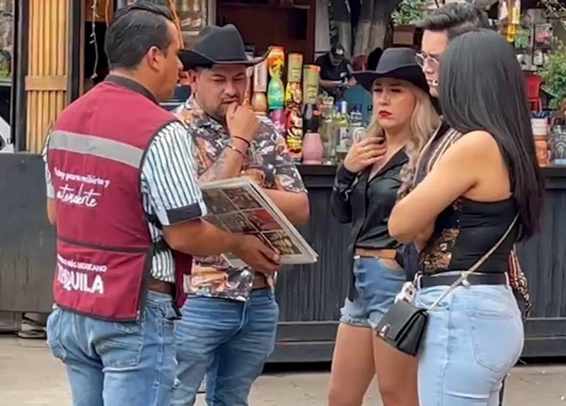 TRABAJADORES DE TEQUILA REAPARECEN CON CHALECOS GUINDA