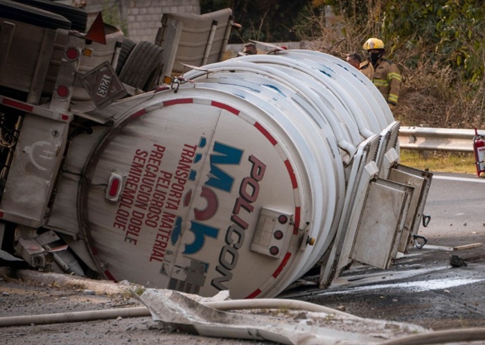 EXPLOTA PIPA DE COMBUSTIBLE EN ZANATEPEC, OAXACA, NO SE REPORTAN HERIDOS