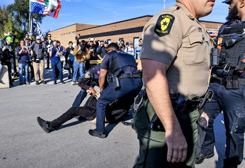 EL DEPARTAMENTO DE JUSTICIA DE EE.UU. RETIRO LA ACUSACIÓN CONTRA DOS INMIGRANTES ACUSADOS DE AGREDIR A AGENTES MIGRATORIOS