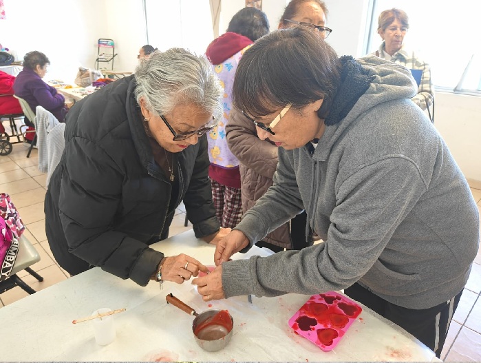 ARRANCA TALLER DE ELABORACIÓN DE VELAS PARA LA CASA DE LOS ABUELOS DE PARRAL