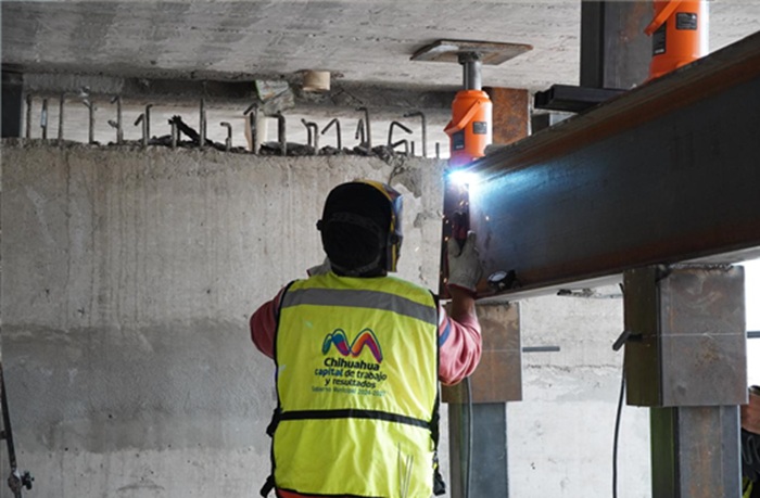 AVANZA MUNICIPIO REMEDIACIÓN DEL PUENTE DE RIBERAS; COLOCAN FIBRA DE CARBONO EN LOSAS