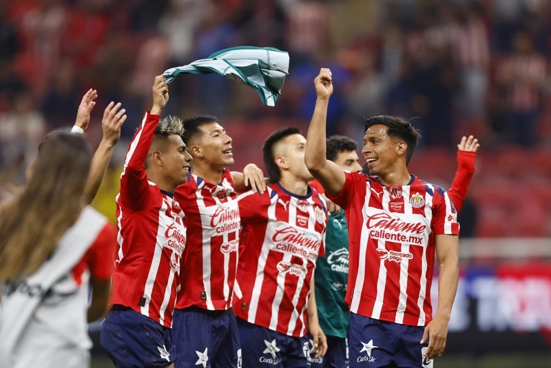 CHIVAS VENCE AL AMÉRICA Y CONSERVA EL LIDERATO