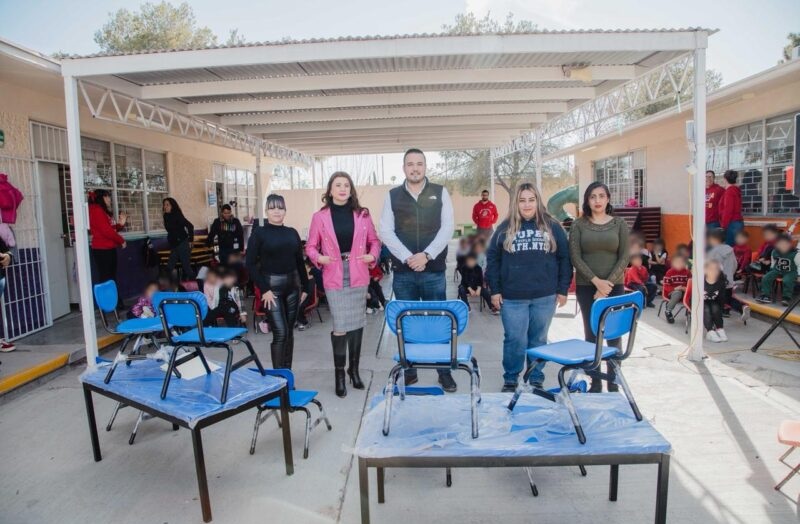MUNICIPIO Y ESTADO CONTINÚAN APOYANDO A LAS ESCUELAS DE CAMARGO, ENTREGAN MOBILIARIO A PREESCOLAR ARTURO ARMENDÁRIZ