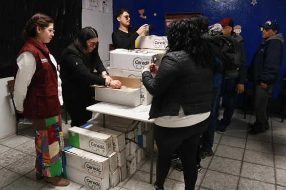 DIPUTADA JAEL ARGÜELLES ENTREGA 100 LENTES A VECINOS DE LA COLONIA TORIBIO ORTEGA
