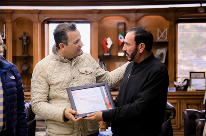RECIBE MARCO BONILLA RECONOCIMIENTO DE CAMPESINOS CNC POR APOYO AL SECTOR RURAL