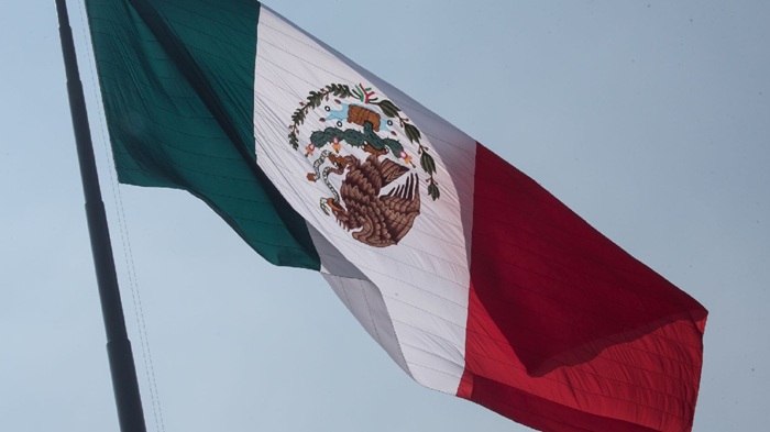 ACTO CÍVICO GENERA CRÍTICAS AL COLOCAR AL REVÉS LA BANDERA EN PUEBLA