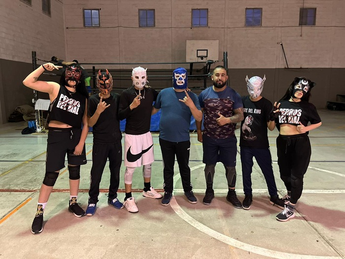 REGIDOR ADAN GALICIA SE PONE LA MÁSCARA Y ENTRENA CON LUCHADORES DE LA “LUCHA LIBRE CUU” EN CEDEFAM MÁRMOL III