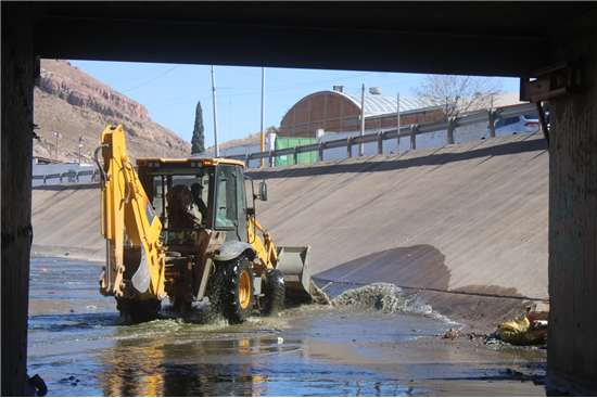 LIMPIA GOBIERNO MUNICIPAL INTERIOR DEL CANAL CHUVÍSCAR DE FORMA PERMANENTE