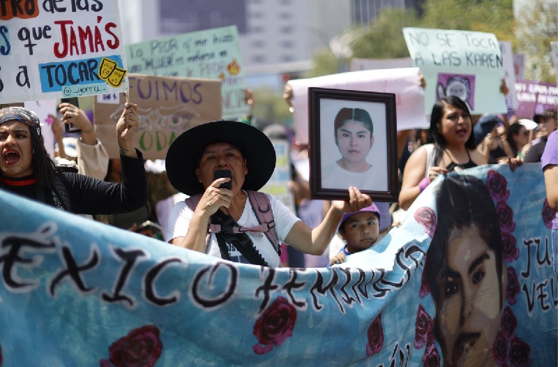 CONTINGENTE DE MUJERES MARCHAN EN LA CDMX POR EL 8M