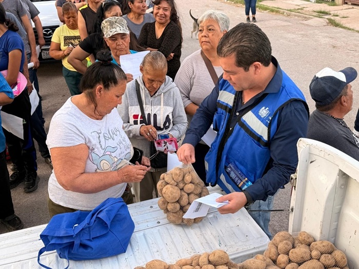 REGIDORES DEL PAN Y PRD ENTREGAN PAPA Y OTROS APOYOS A HABITANTES DE MÁS DE 12 COLONIAS DE LA CIUDAD
