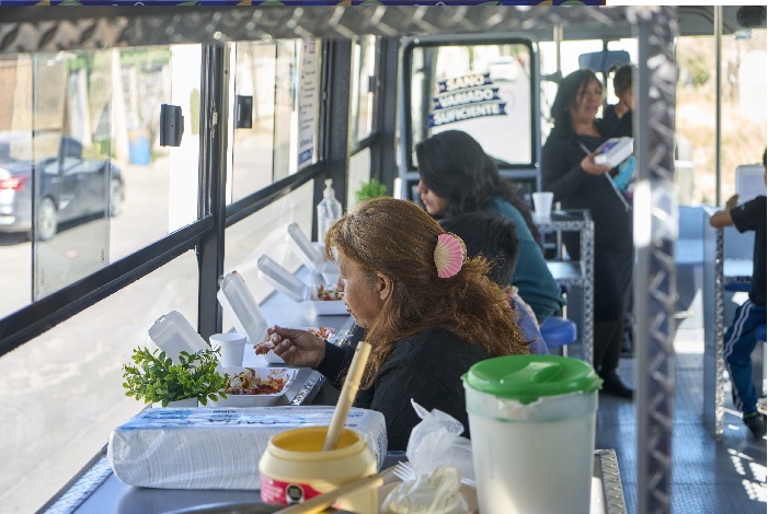 LLEGA COMEDOR MÓVIL DE NUTRICHIHUAHUA A COLONIA EL PORVENIR