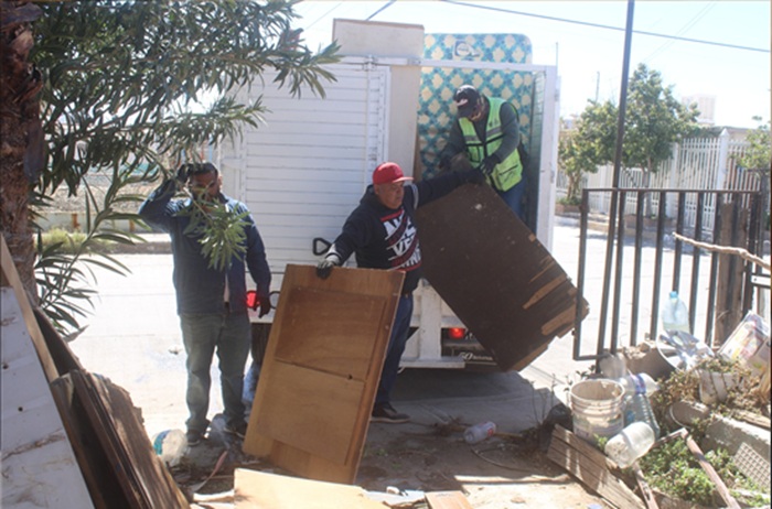 APOYA MUNICIPIO A FAMILIA PARA LIMPIAR VIVIENDA DE ADULTA MAYOR CON PROBLEMA DE ACUMULACIÓN