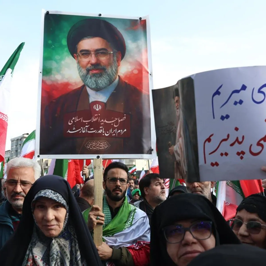 PETE HEGSETH, AFIRMÓ QUE EL NUEVO LÍDER SUPREMO DE IRÁN, MOJTABA JAMENEÍ, ESTÁ “HERIDO” Y MUY POSIBLEMENTE “DESFIGURADO“