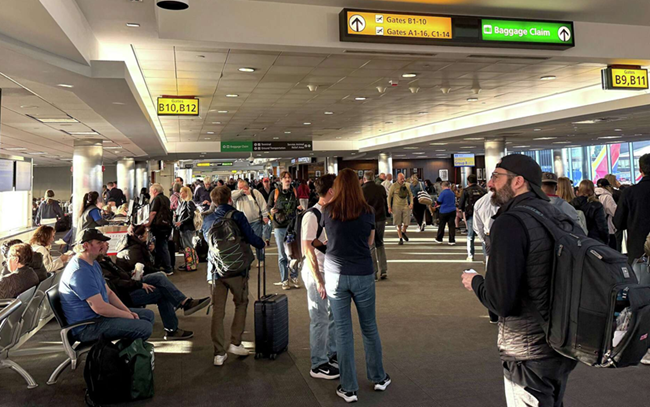 UN FUERTE OLOR A PRODUCTOS QUÍMICOS OBLIGÓ A DETENER POR UNAS HORAS EL TRÁFICO AÉREO EN WASHINGTON, PROVOCANDO NUMEROSOS RETRASOS.