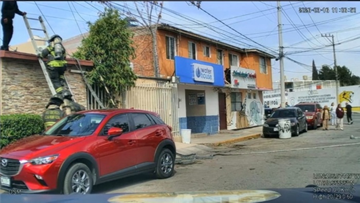 RESCATARON BOMBEROS A PAREJA Y SUS CUATRO PERRITOS TRAS INCENDIO EN SU VIVIENDA