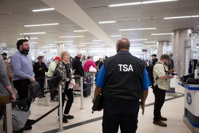EE.UU. DESPLEGARÁ A ICE EN LOS AEROPUERTOS, ¿PARA QUÉ?