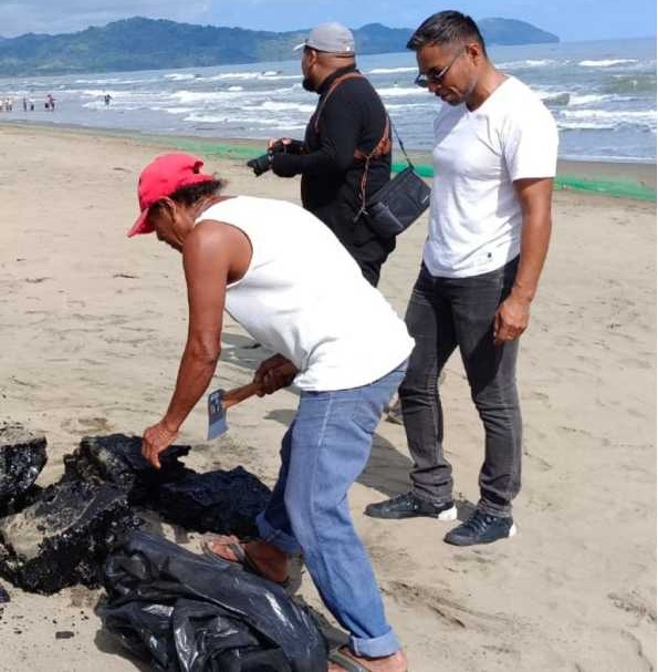 AUN SE OBSERVAN RESIDUOS DE CHAPOPOTE EN PLAYAS.