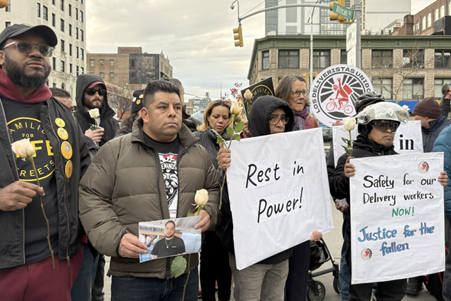 REPARTIDORES DE COMIDA DE APLICACIONES EN NUEVA YORK REALIZARON UNA VIGILIA POR UNO DE SUS COMPAÑEROS QUE MURIÓ TRAS SER ARROLLADO