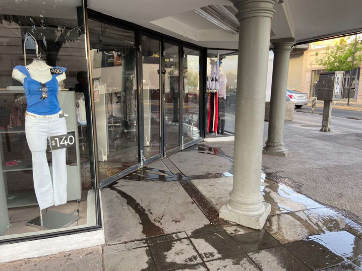 SE DESPERDICIAN MILES DE LITROS DE AGUA POR FUGA EN TIENDA DE ROPA