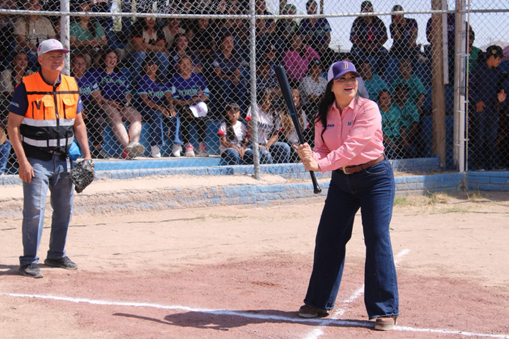 INAUGURA REGIDORA MONGE LA LIGA PREMIER RURAL DE BEISBOL 