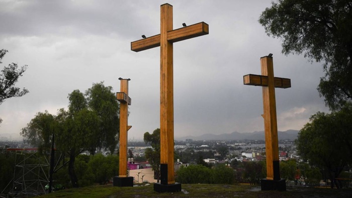 CRUCES COLOCADAS EN EL CERRO DE LA ESTRELLA PARA VIERNES SANTO.