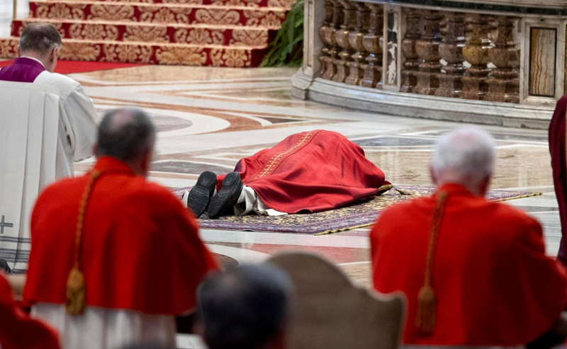 EL PAPA LEÓN XIV INICIÓ LA CEREMONIA POR LA PASIÓN DE CRISTO TUMBADO COMPLETAMENTE SOBRE UNA ALFOMBRA EN LA BASÍLICA DE SAN PEDRO