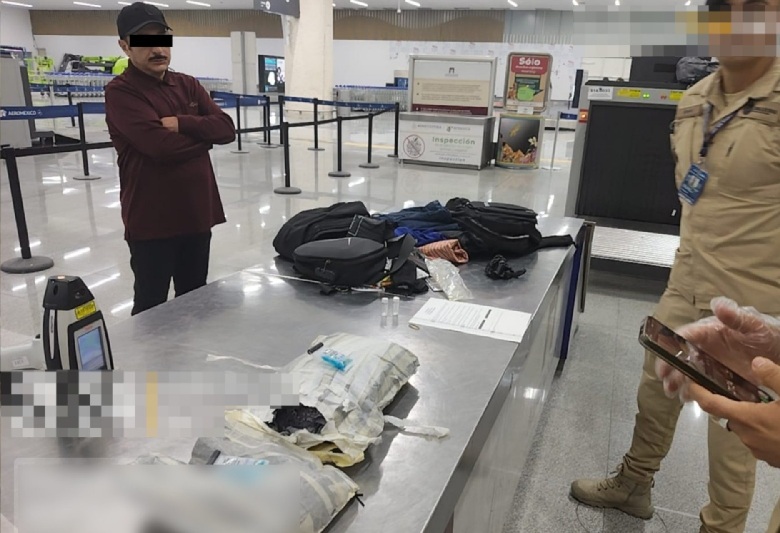 ELEMENTOS DE LA SECRETARÍA DE MARINA DETUVIERON EN EL AICM A UN HOMBRE QUE TRANSPORTABA COCAÍNA EN SU EQUIPAJE