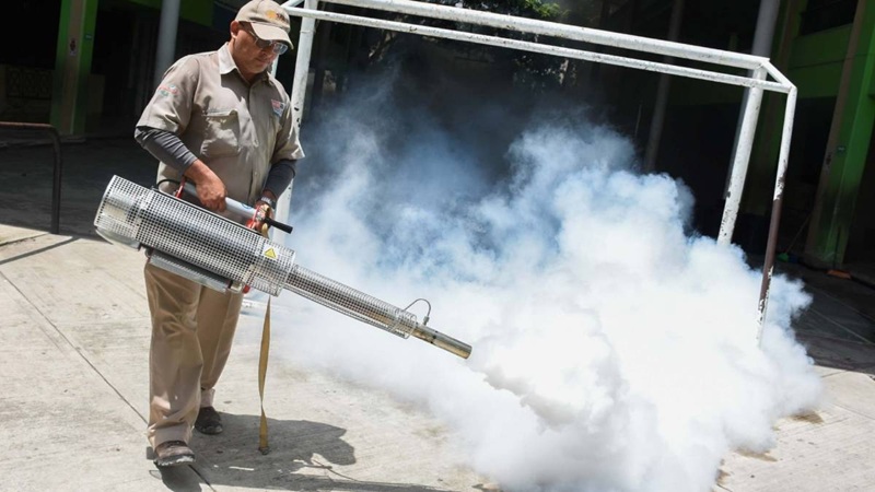 FUMIGAN CONTRA EL DENGUE