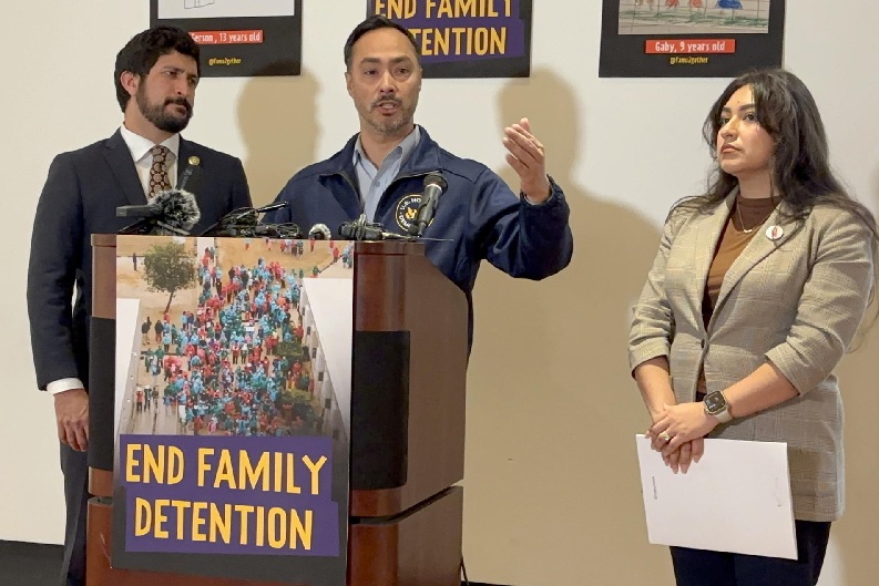 CIENTOS DE NIÑOS HAN PASADO POR EL CENTRO DE DETENCIÓN PARA FAMILIAS EN DILLEY, AL SUR DE SAN ANTONIO, DONDE ACTUALMENTE ESTÁN RETENIDAS CASI 400 PERSONAS