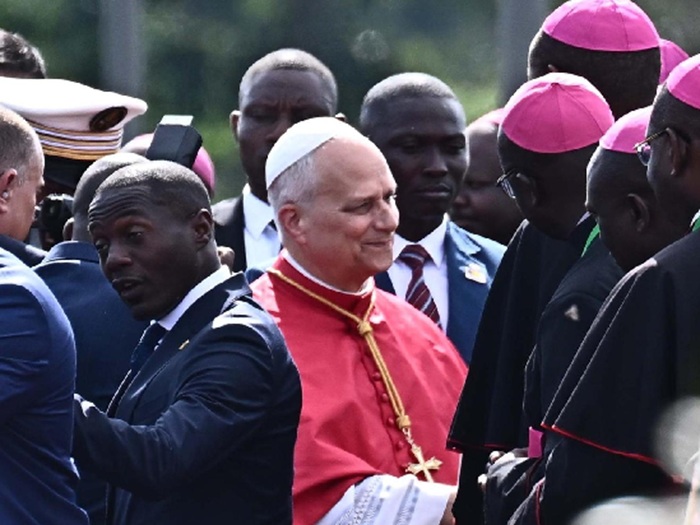 EL PAPA LEÓN XIV FUE RECIBIDO EN EL AEROPUERTO DE YAUNDÉ-NSIMALEN POR EL PRIMER MINISTRO DE CAMERÚN, JOSEPH DION NGUTE