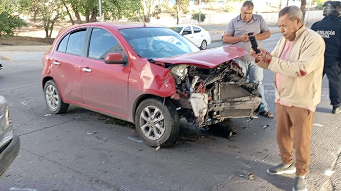 SE PASA EL ROJO Y CHOCA EN LA FRANCISCO VILLA