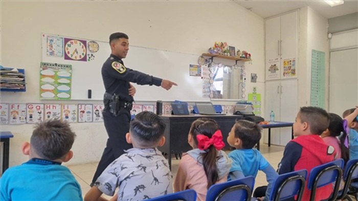 ENSEÑAN A NIÑAS, NIÑOS Y JÓVENES A USAR EL 9-1-1 DE MANERA ADECUADA; MARCO BONILLA RECONOCE A AGENTE DARE POR CREAR HERRAMIENTA DIDÁCTICA