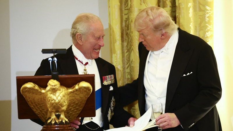 DONALD TRUMP Y CARLOS III BROMEARON DURANTE SU ENCUENTRO. 