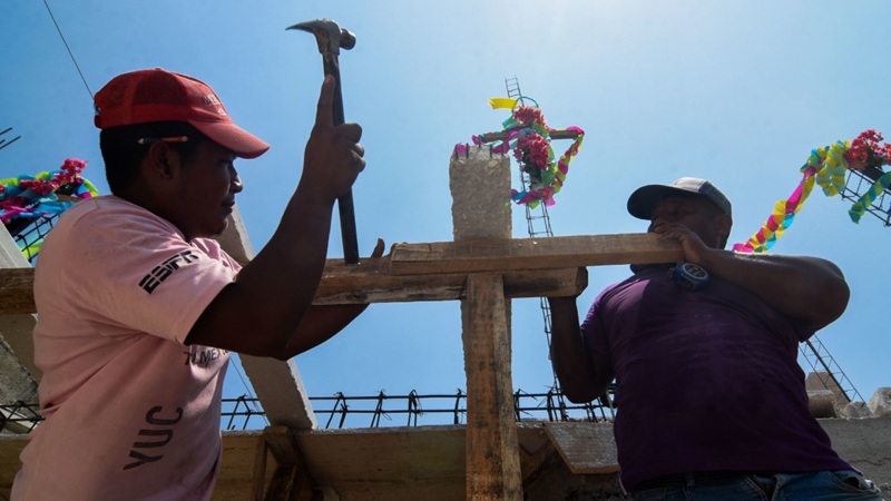 ALBAÑILES CELEBRAN EL DÍA DE LA SANTA CRUZ