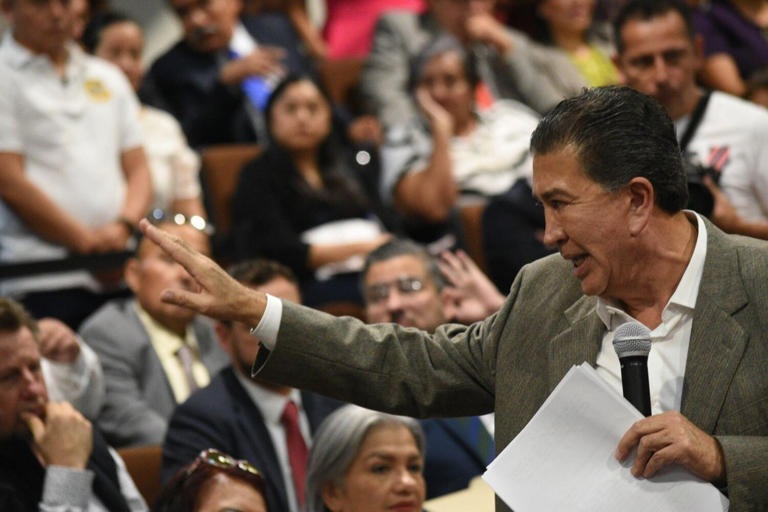 TRAS 45 AÑOS DE MILITANCIA HÉCTOR YUNES RENUNCIA AL PRI