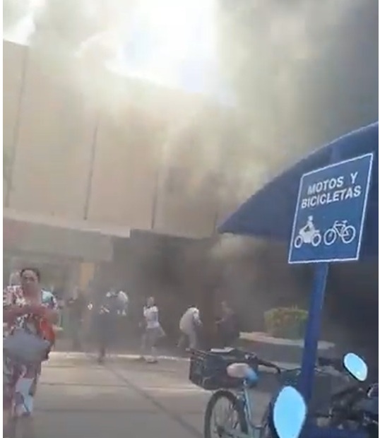  AL MENOS CINCO MUERTOS DEJÓ INCENDIO EN PLAZA DE LOS MOCHIS