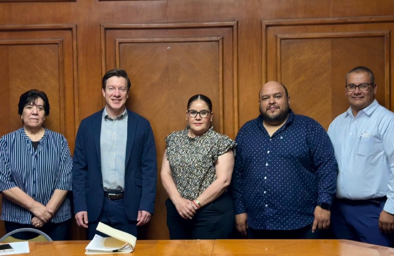 RECIBEN SECRETARIO DEL AYUNTAMIENTO Y LUPITA BORRUEL A ALUMNOS DE LA ESCUELA PRIMARIA GABRIELA MISTRAL