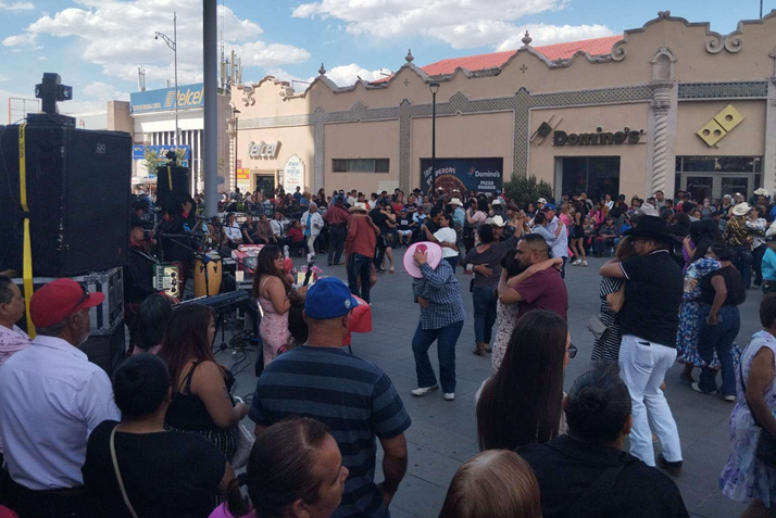 DETIENEN A UNO POR ACOSAR MUJERES EN BAILE DEL DÍA DE LAS MADRES